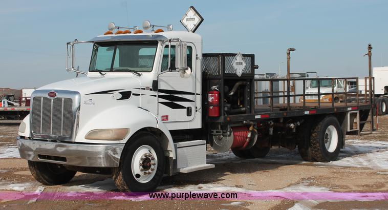 image for item H8371 2006 Peterbilt 335 flatbed truck