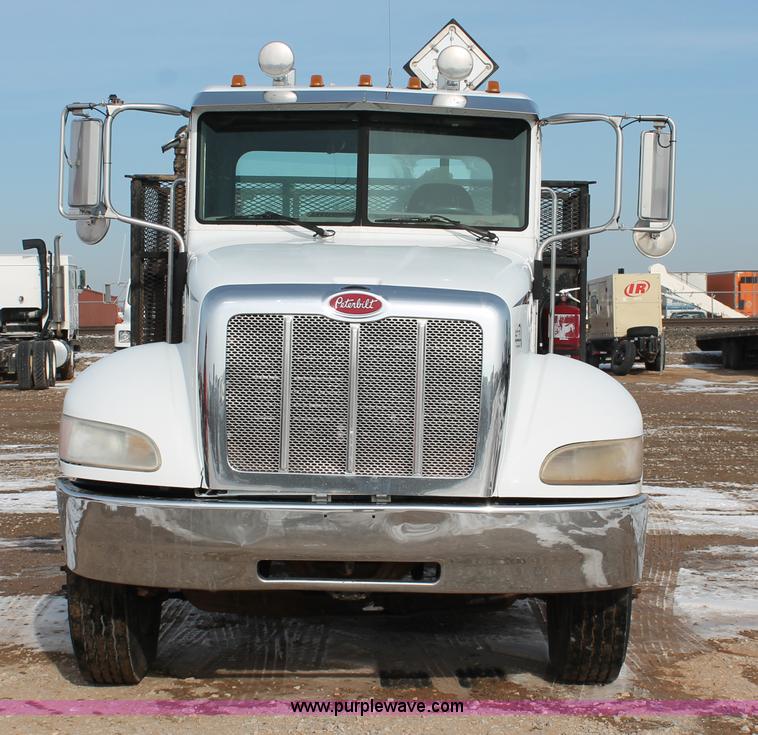 image for item H8371 2006 Peterbilt 335 flatbed truck