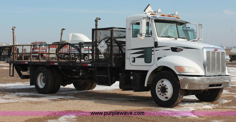 image for item H8371 2006 Peterbilt 335 flatbed truck