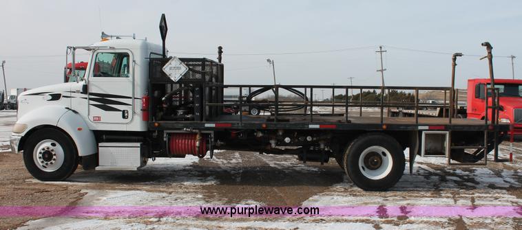 image for item H8371 2006 Peterbilt 335 flatbed truck