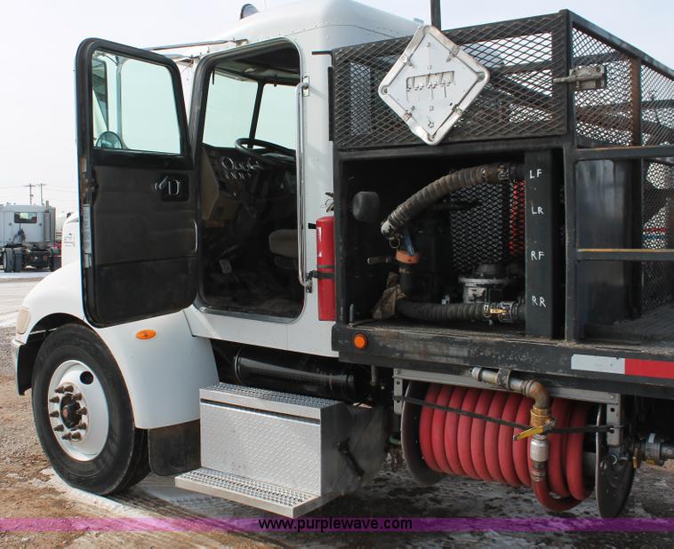 image for item H8371 2006 Peterbilt 335 flatbed truck