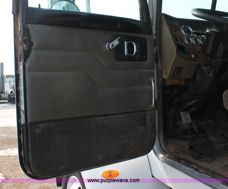 image for item H8371 2006 Peterbilt 335 flatbed truck