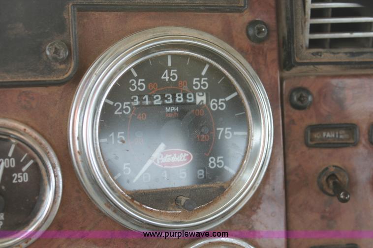 image for item H8371 2006 Peterbilt 335 flatbed truck