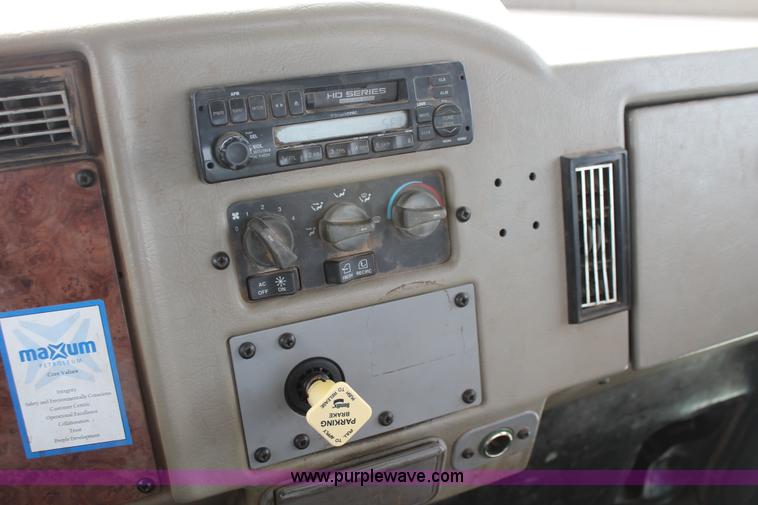 image for item H8371 2006 Peterbilt 335 flatbed truck