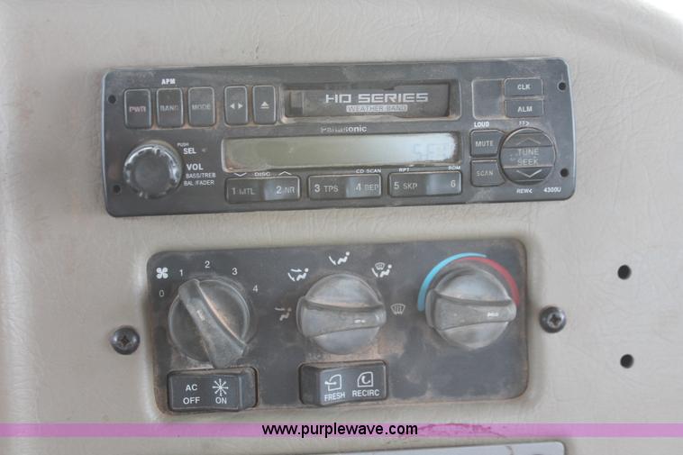 image for item H8371 2006 Peterbilt 335 flatbed truck