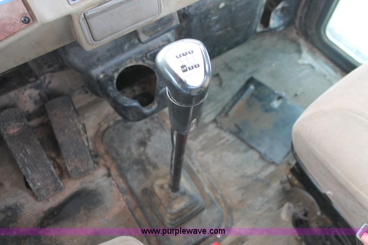 image for item H8371 2006 Peterbilt 335 flatbed truck