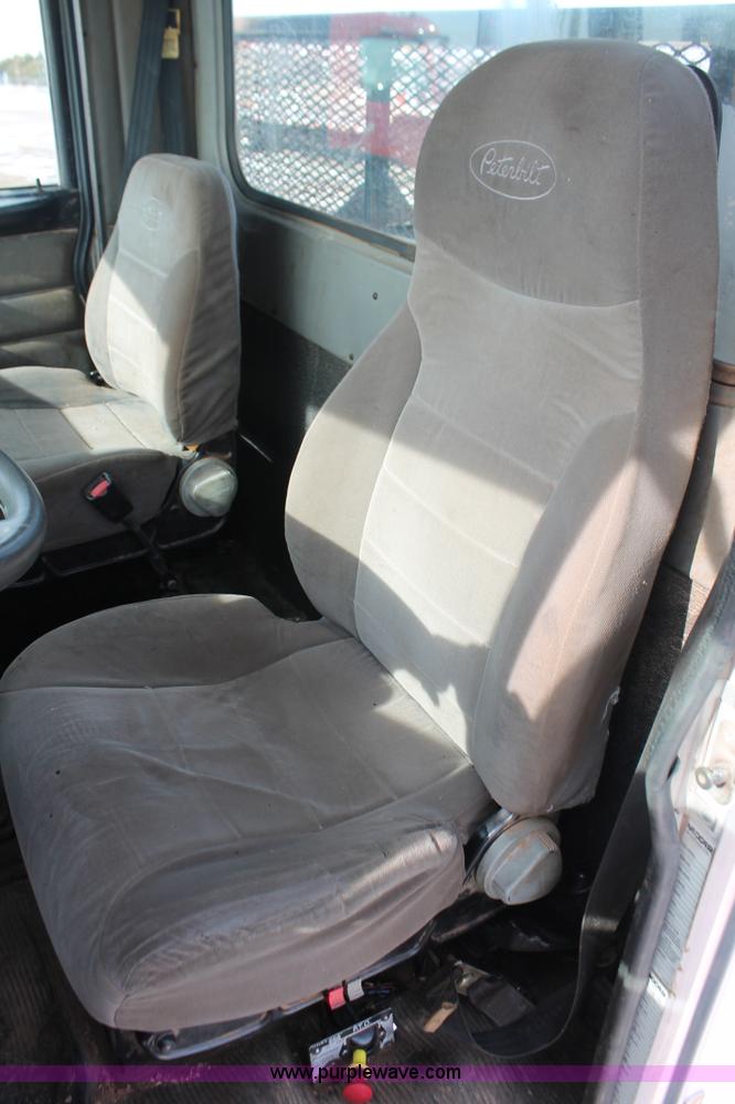 image for item H8371 2006 Peterbilt 335 flatbed truck