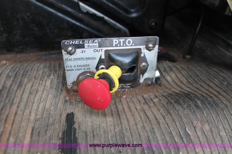 image for item H8371 2006 Peterbilt 335 flatbed truck