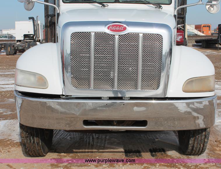 image for item H8371 2006 Peterbilt 335 flatbed truck