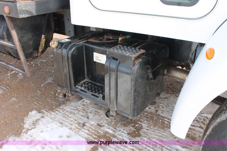 image for item H8371 2006 Peterbilt 335 flatbed truck