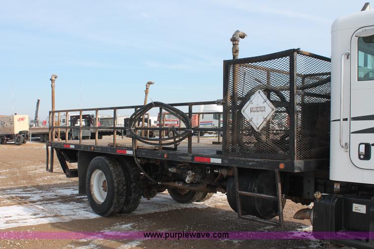 image for item H8371 2006 Peterbilt 335 flatbed truck
