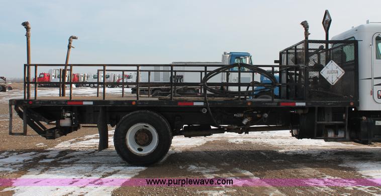 image for item H8371 2006 Peterbilt 335 flatbed truck