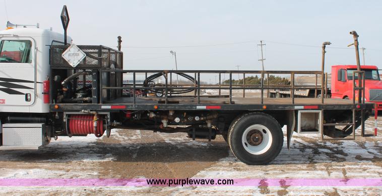image for item H8371 2006 Peterbilt 335 flatbed truck