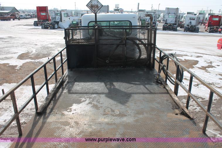 image for item H8371 2006 Peterbilt 335 flatbed truck