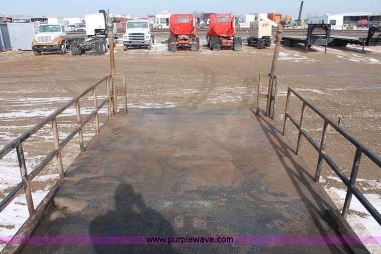 image for item H8371 2006 Peterbilt 335 flatbed truck