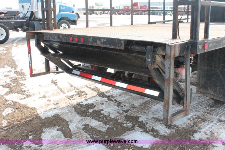 image for item H8371 2006 Peterbilt 335 flatbed truck