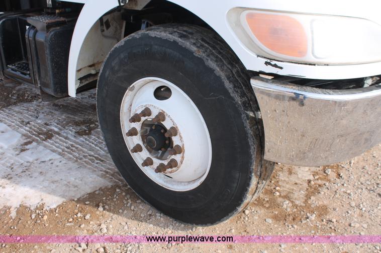 image for item H8371 2006 Peterbilt 335 flatbed truck