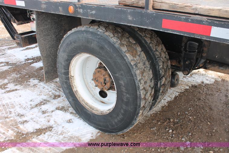 image for item H8371 2006 Peterbilt 335 flatbed truck