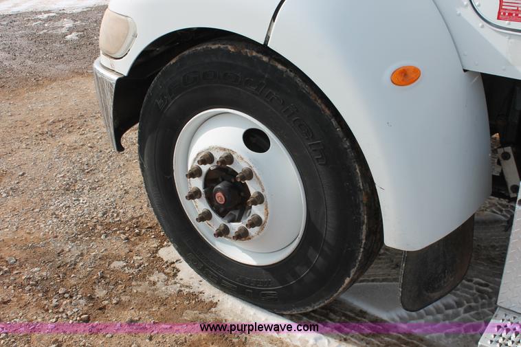 image for item H8371 2006 Peterbilt 335 flatbed truck