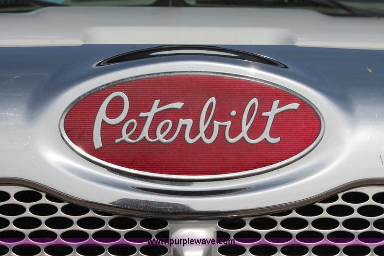 image for item H8371 2006 Peterbilt 335 flatbed truck