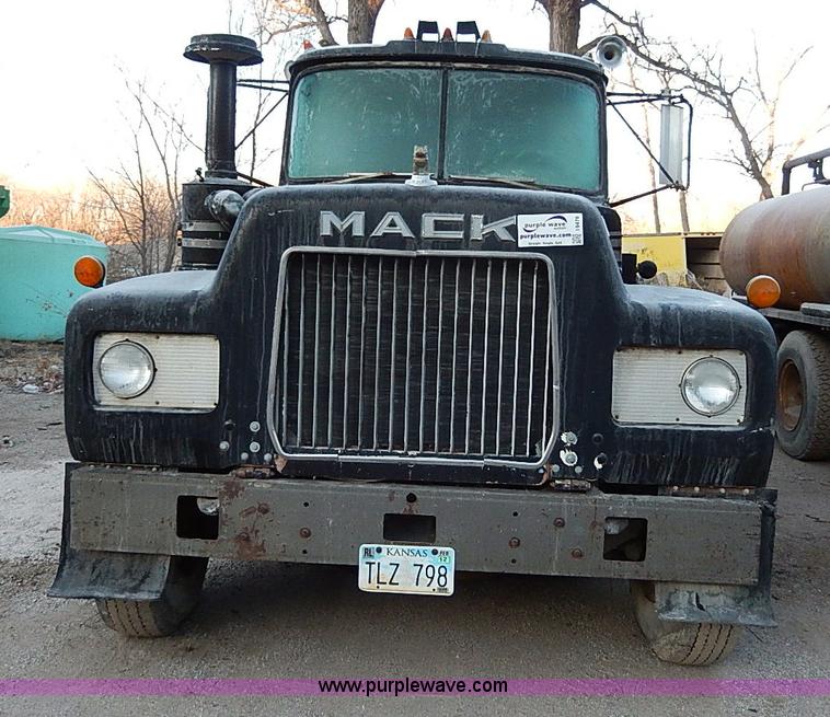 image for item I9476 1969 Mack R600 oil distributor truck