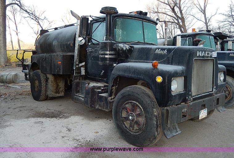 image for item I9476 1969 Mack R600 oil distributor truck