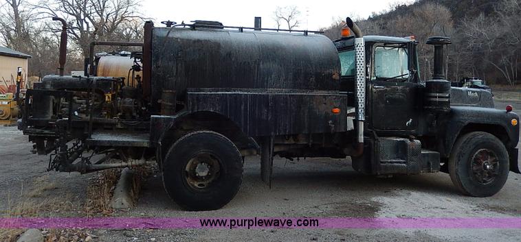 image for item I9476 1969 Mack R600 oil distributor truck