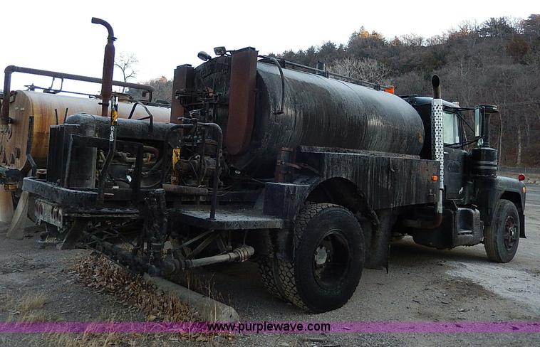 image for item I9476 1969 Mack R600 oil distributor truck