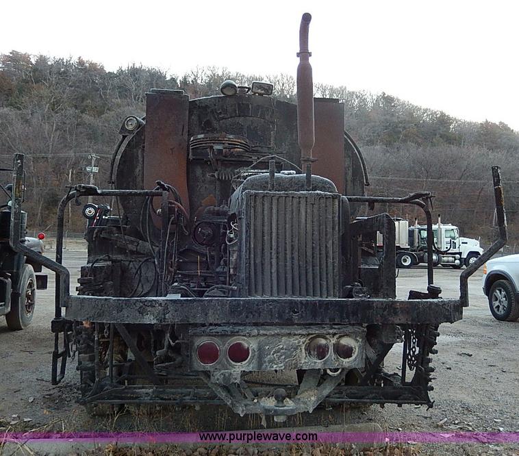 image for item I9476 1969 Mack R600 oil distributor truck