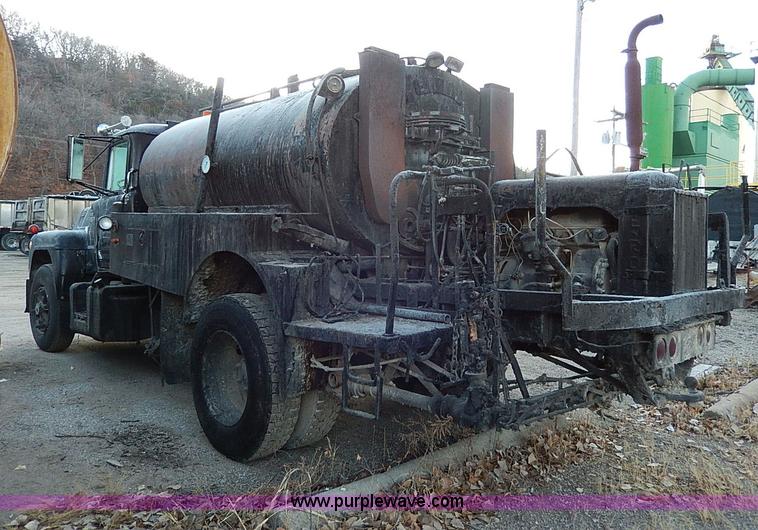 image for item I9476 1969 Mack R600 oil distributor truck