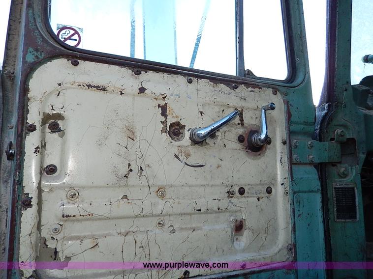 image for item I9476 1969 Mack R600 oil distributor truck