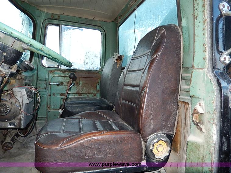 image for item I9476 1969 Mack R600 oil distributor truck