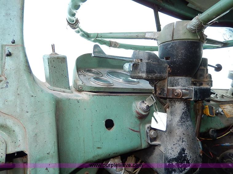 image for item I9476 1969 Mack R600 oil distributor truck