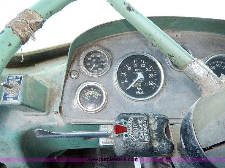 image for item I9476 1969 Mack R600 oil distributor truck