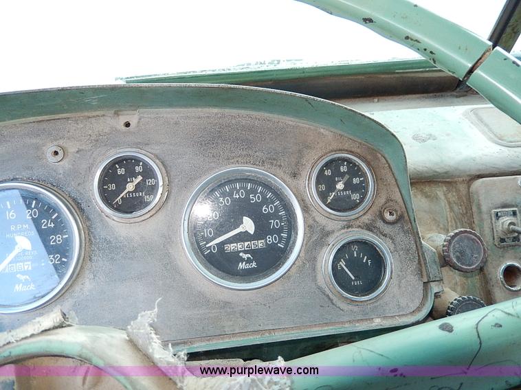 image for item I9476 1969 Mack R600 oil distributor truck