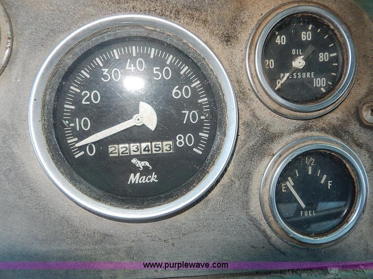 image for item I9476 1969 Mack R600 oil distributor truck