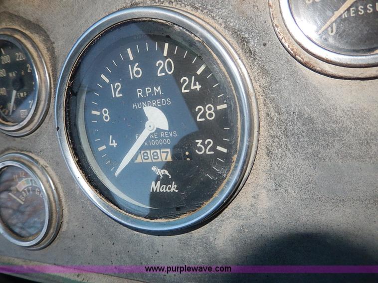 image for item I9476 1969 Mack R600 oil distributor truck