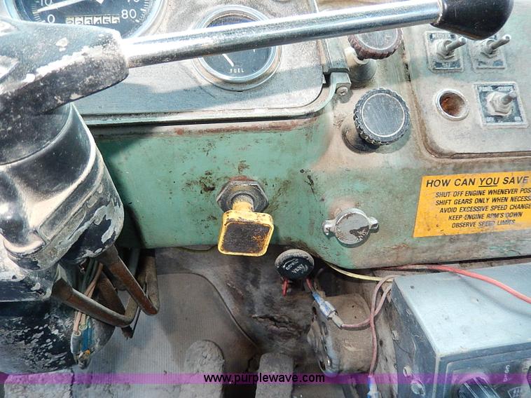 image for item I9476 1969 Mack R600 oil distributor truck