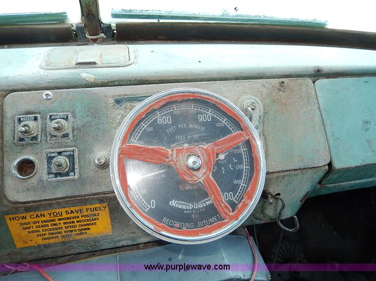 image for item I9476 1969 Mack R600 oil distributor truck