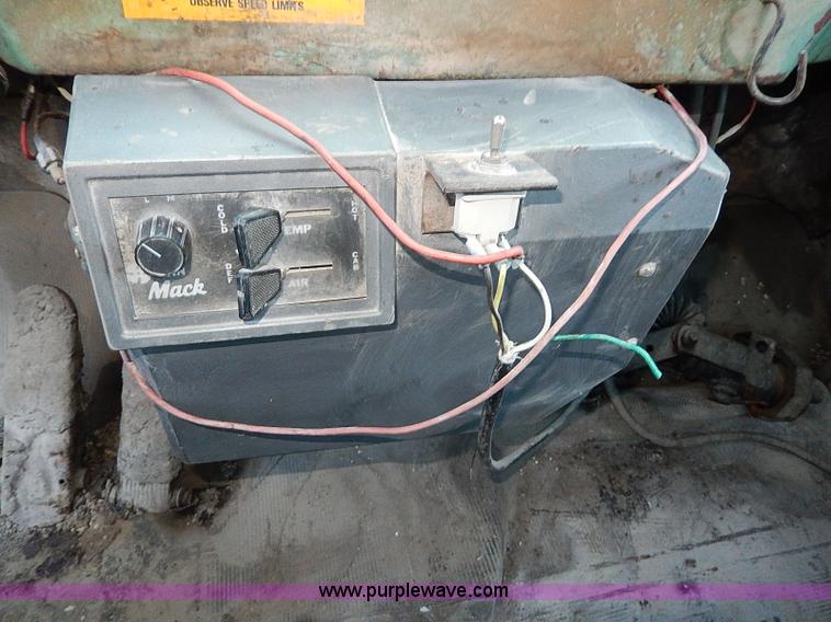 image for item I9476 1969 Mack R600 oil distributor truck