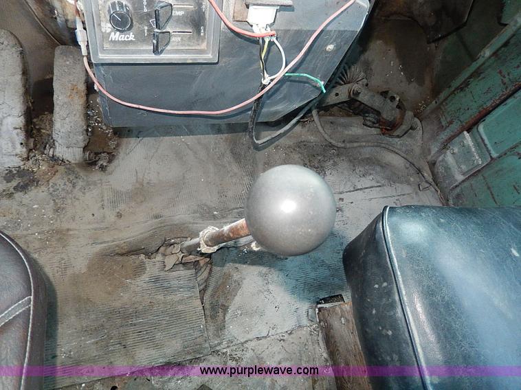 image for item I9476 1969 Mack R600 oil distributor truck