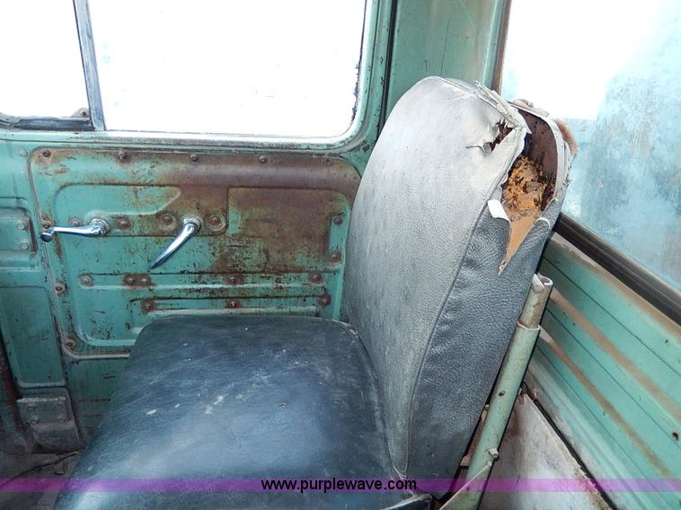 image for item I9476 1969 Mack R600 oil distributor truck