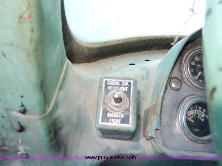 image for item I9476 1969 Mack R600 oil distributor truck