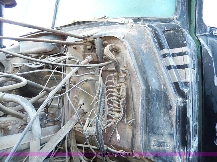 image for item I9476 1969 Mack R600 oil distributor truck