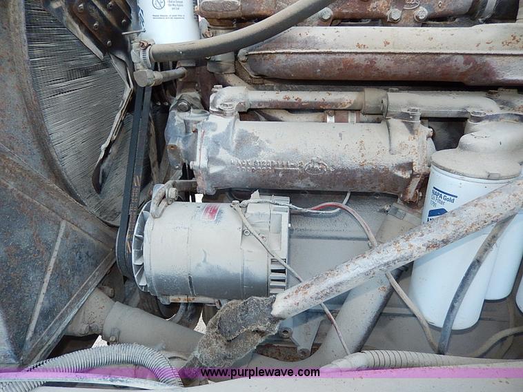 image for item I9476 1969 Mack R600 oil distributor truck