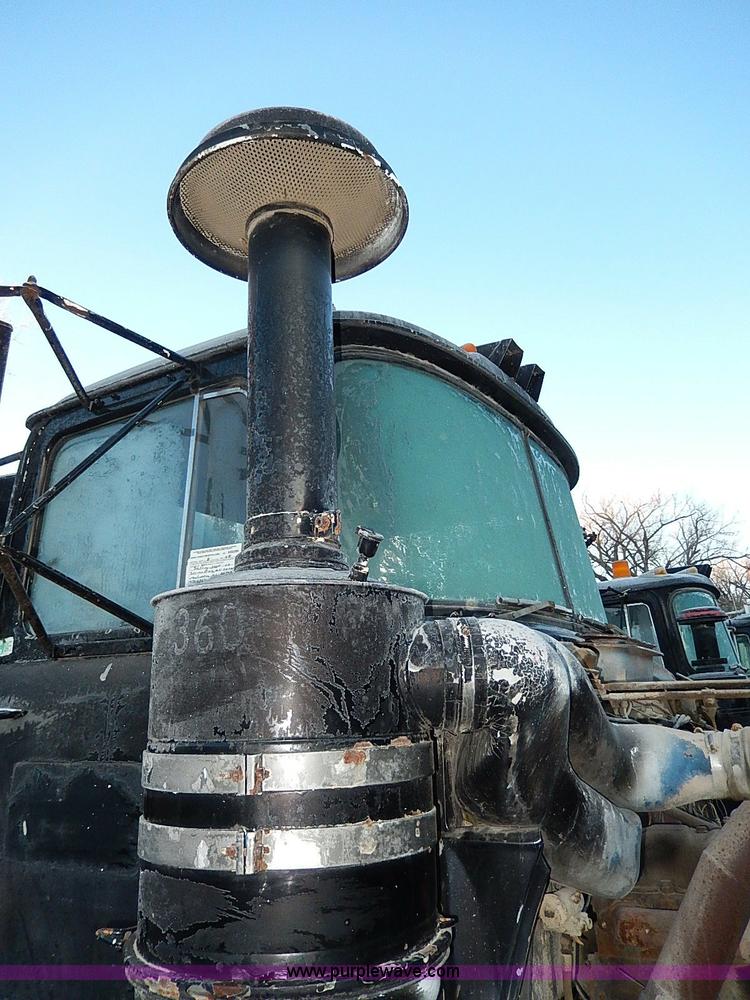 image for item I9476 1969 Mack R600 oil distributor truck