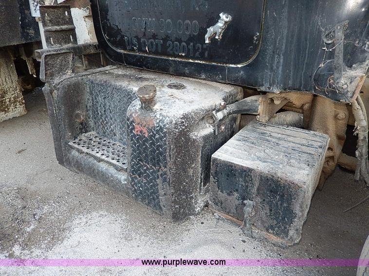 image for item I9476 1969 Mack R600 oil distributor truck