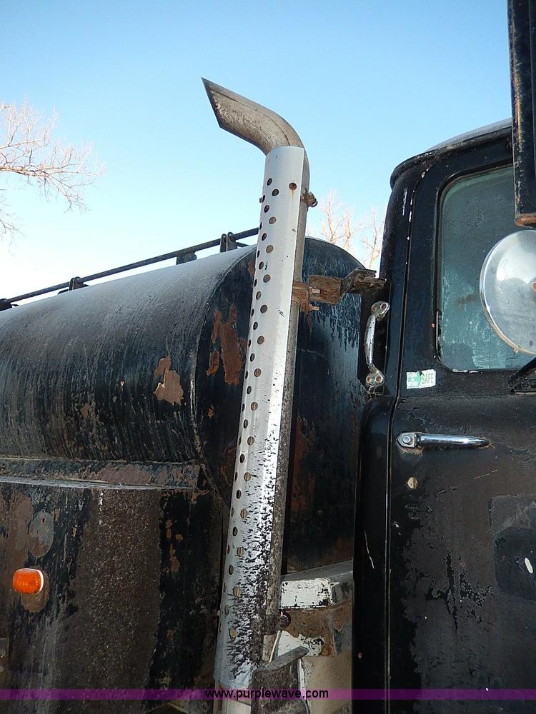 image for item I9476 1969 Mack R600 oil distributor truck