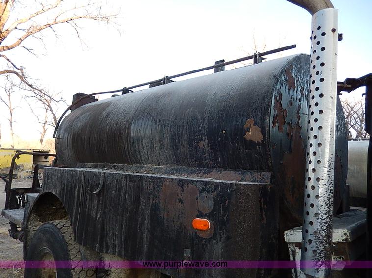 image for item I9476 1969 Mack R600 oil distributor truck