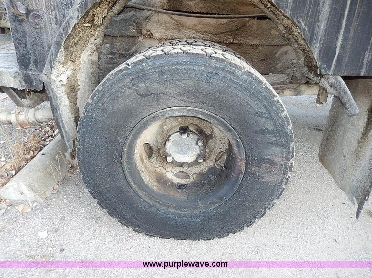 image for item I9476 1969 Mack R600 oil distributor truck